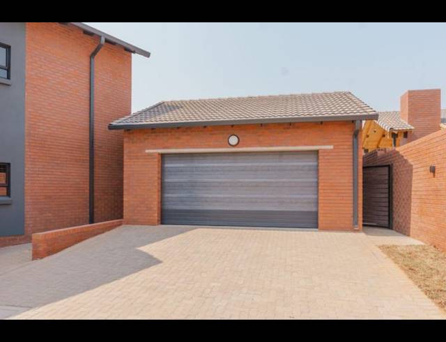 3 BEDROOM CLUSTER FOR SALE IN OLYMPUS AH